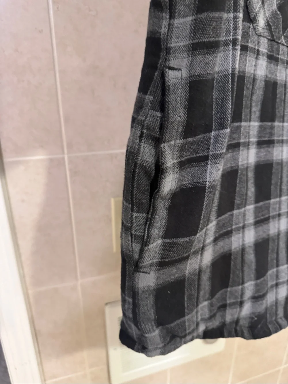 Legendary Outfitters: Men's Black & Gray Plaid Hooded Flannel Jacket